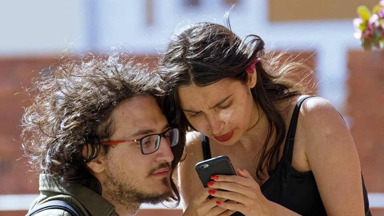 dois turistas olhando portal