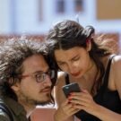 dois turistas olhando portal